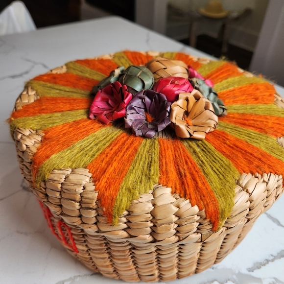 VINTAGE 70s BEAUTIFUL ACAPULCO WOVEN BASKET WITH LID & FLOWERS HAND CRAFTED - Picture 6 of 10